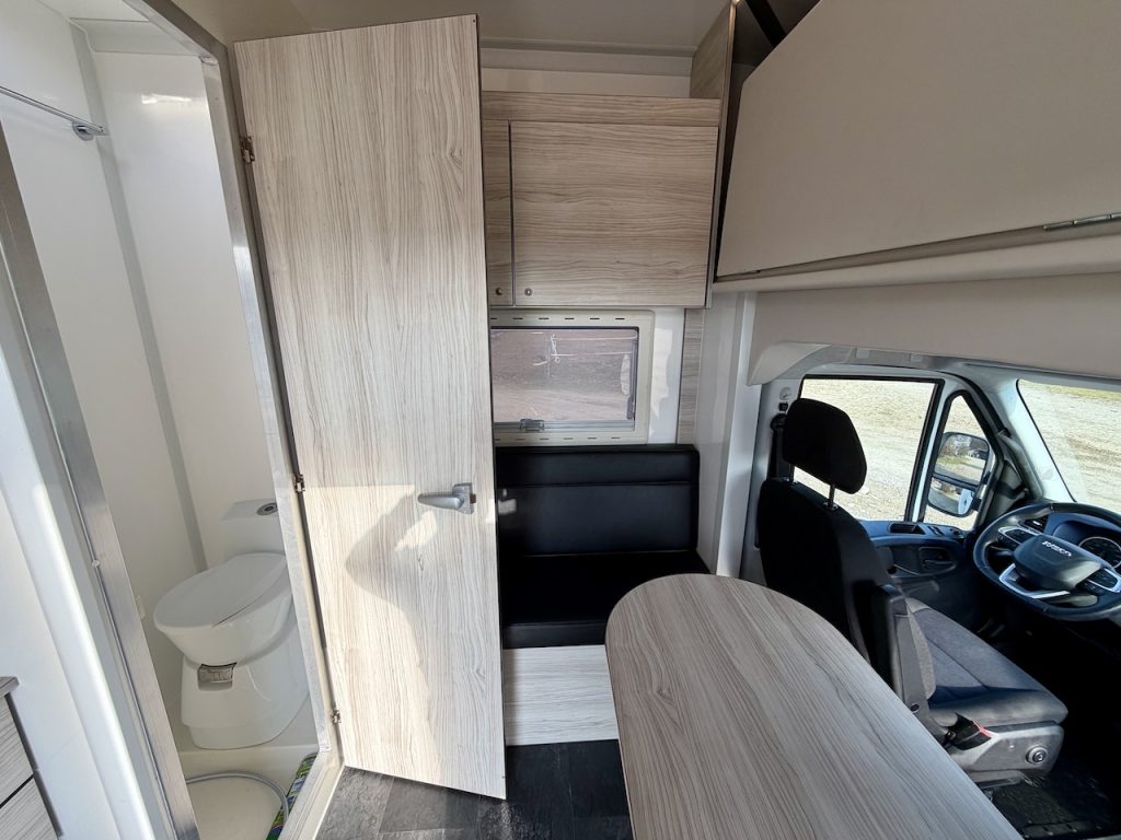 Iveco Daily RJH Sport Pro H2 für 2 Pferde mit Wohnkabine, WC und Dusche - Gebrauchtfahrzeug