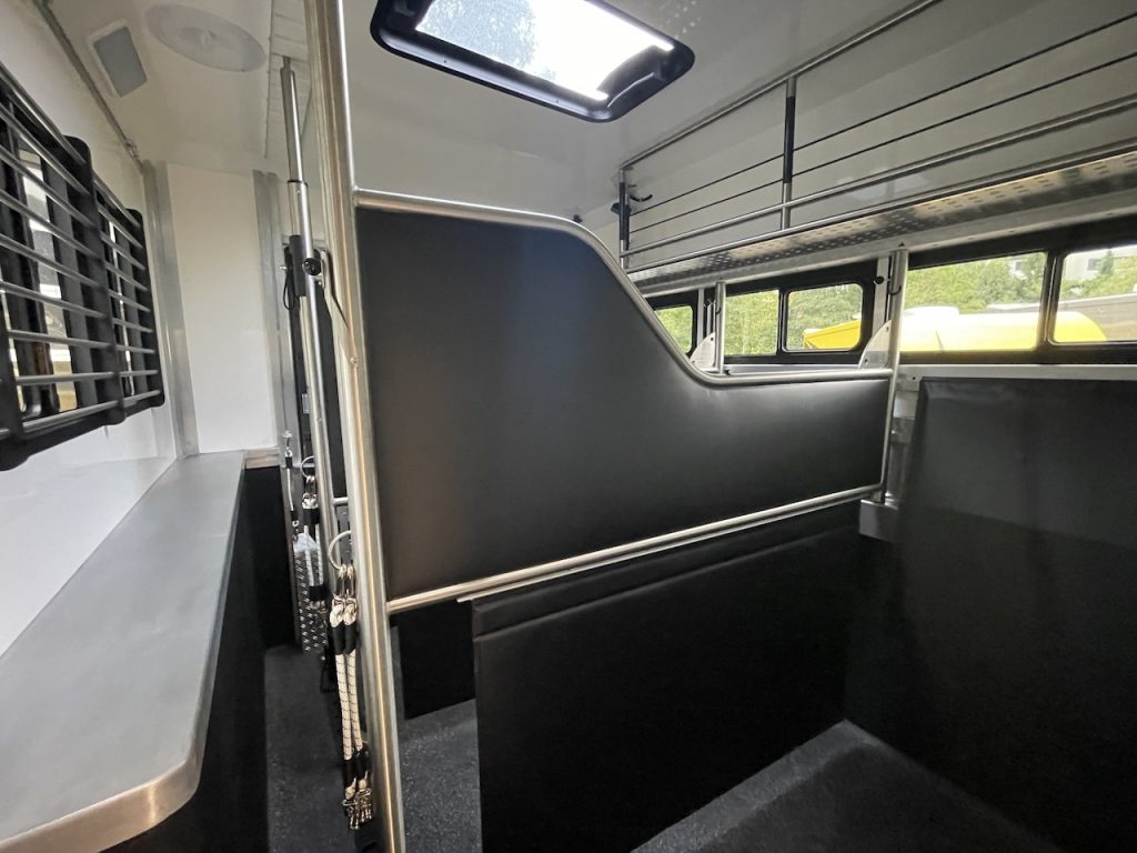 Mercedes-Benz Actros 1840 RJH Exclusive Pferdetransporter mit großer Wohnung für bis zu 3 Pferde - Slide-Out und Space-Cab-System