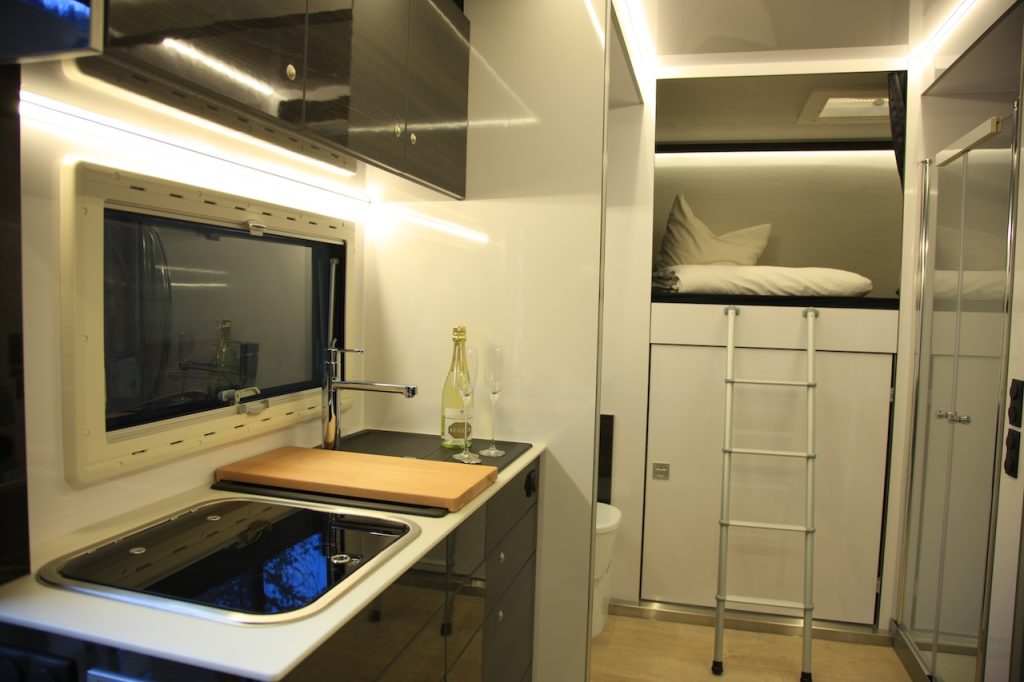 RJH exklusiver Luxus-Wohntrailer mit großer Heckgarage WC Dusche Doppelbett und geräumiger Sitzgruppe