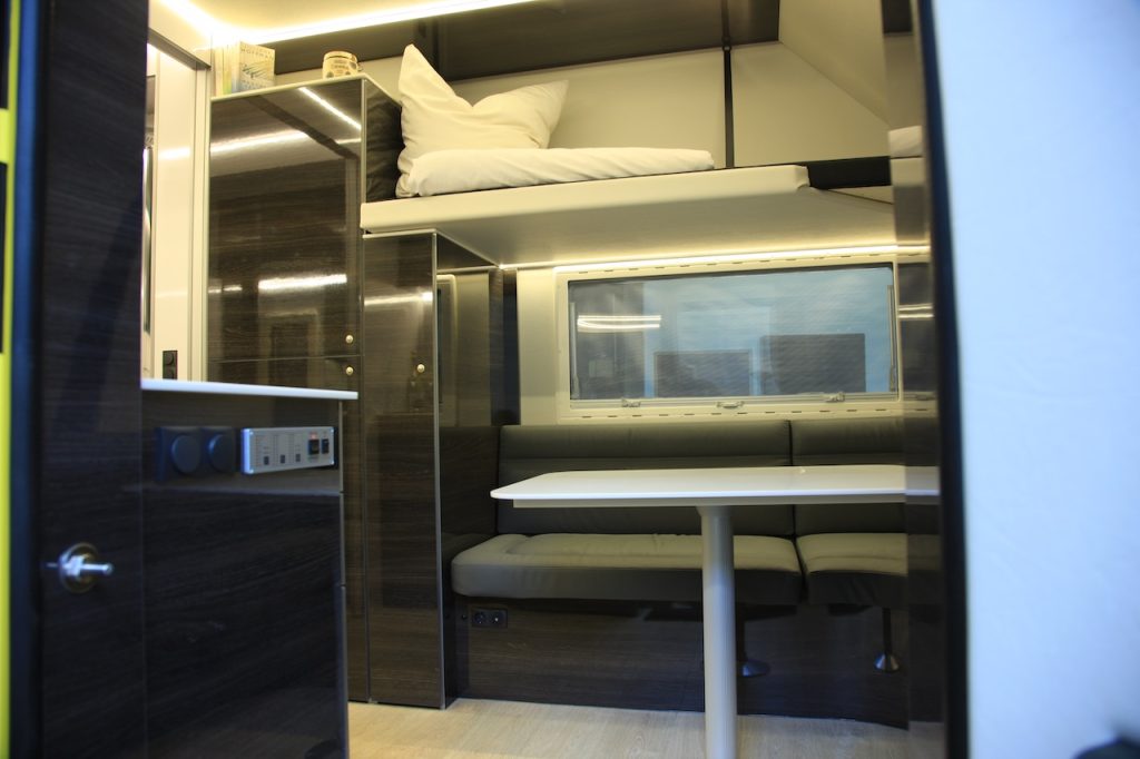 RJH exklusiver Luxus-Wohntrailer mit großer Heckgarage WC Dusche Doppelbett und geräumiger Sitzgruppe