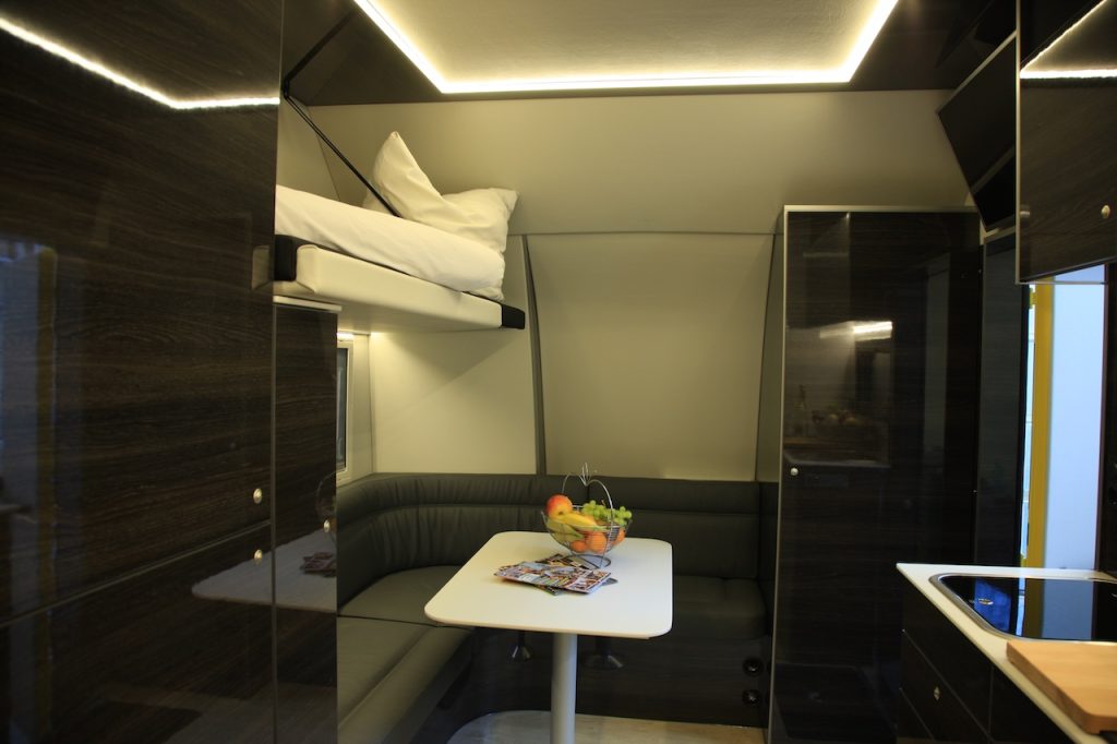 RJH exklusiver Luxus-Wohntrailer mit großer Heckgarage WC Dusche Doppelbett und geräumiger Sitzgruppe