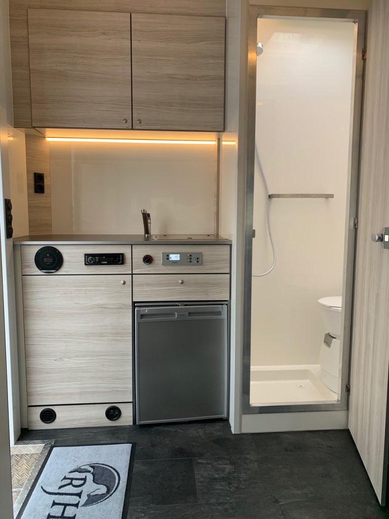 Iveco Daily RJH Sport Pro H2 für 2 Pferde mit Wohnkabine, WC und Dusche - Gebrauchtfahrzeug