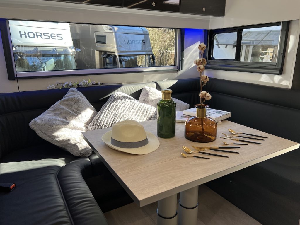 Mercedes-Benz Actros 1840 RJH Exclusive Pferdetransporter mit großer Wohnung für bis zu 3 Pferde - Slide-Out und Space-Cab-System