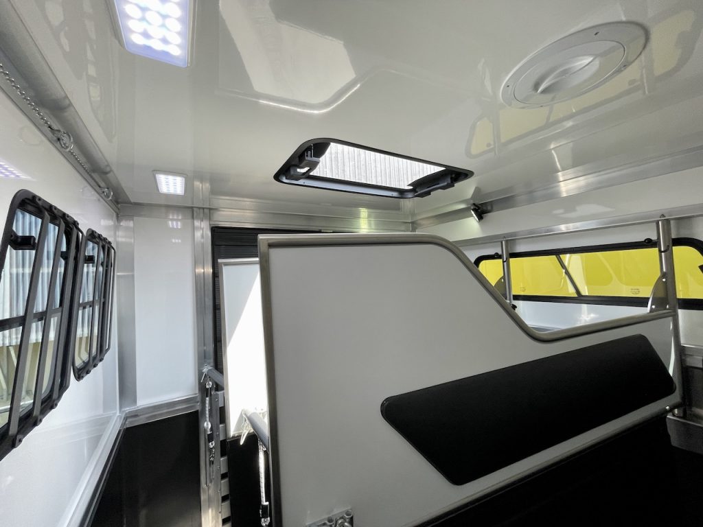 RJH 675 Trailer für 3 Pferde mit großer Wohnung, Dusche und Doppelbett – Gebrauchtfahrzeug
