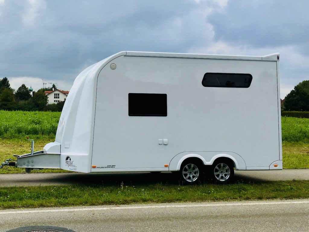RJH 675 Trailer für 3 Pferde mit großer Wohnung, Dusche und Doppelbett – Gebrauchtfahrzeug