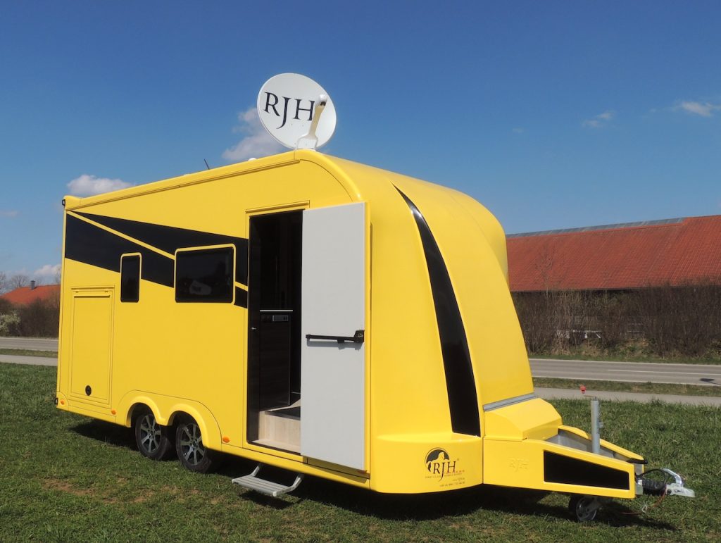 RJH exklusiver Luxus-Wohntrailer mit großer Heckgarage WC Dusche Doppelbett und geräumiger Sitzgruppe