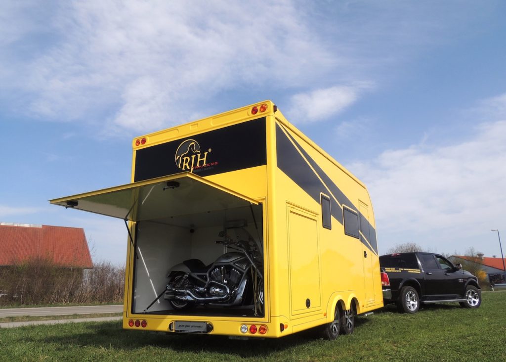 RJH exklusiver Luxus-Wohntrailer mit großer Heckgarage WC Dusche Doppelbett und geräumiger Sitzgruppe