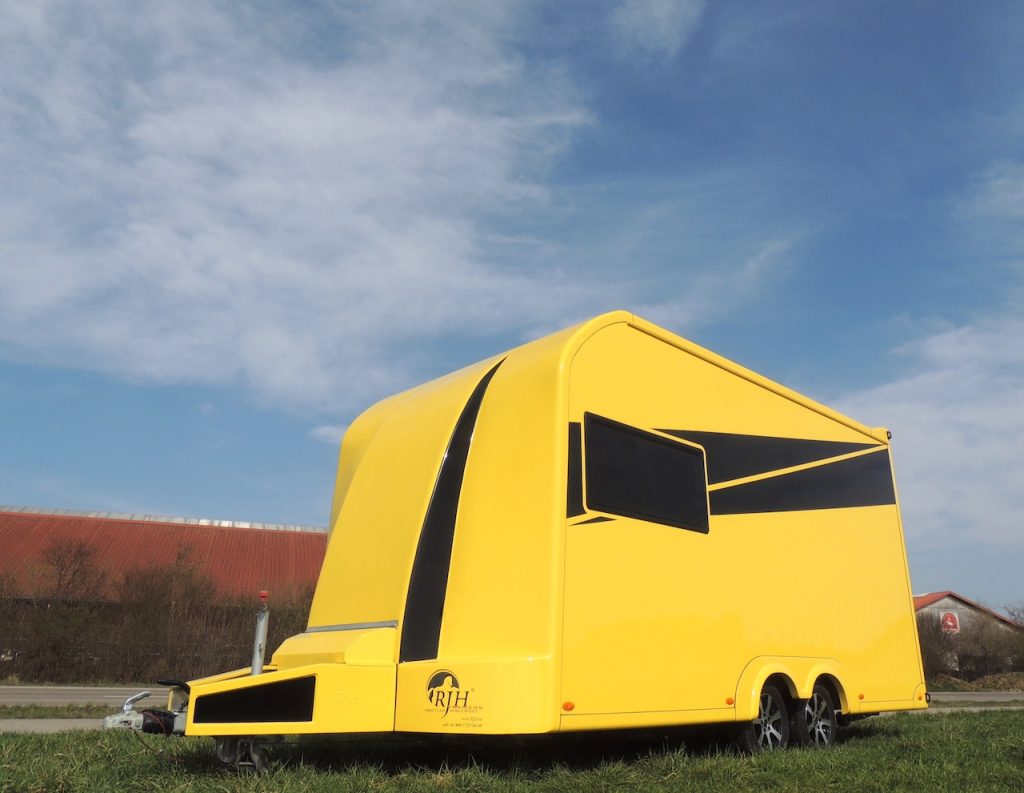 RJH exklusiver Luxus-Wohntrailer mit großer Heckgarage WC Dusche Doppelbett und geräumiger Sitzgruppe