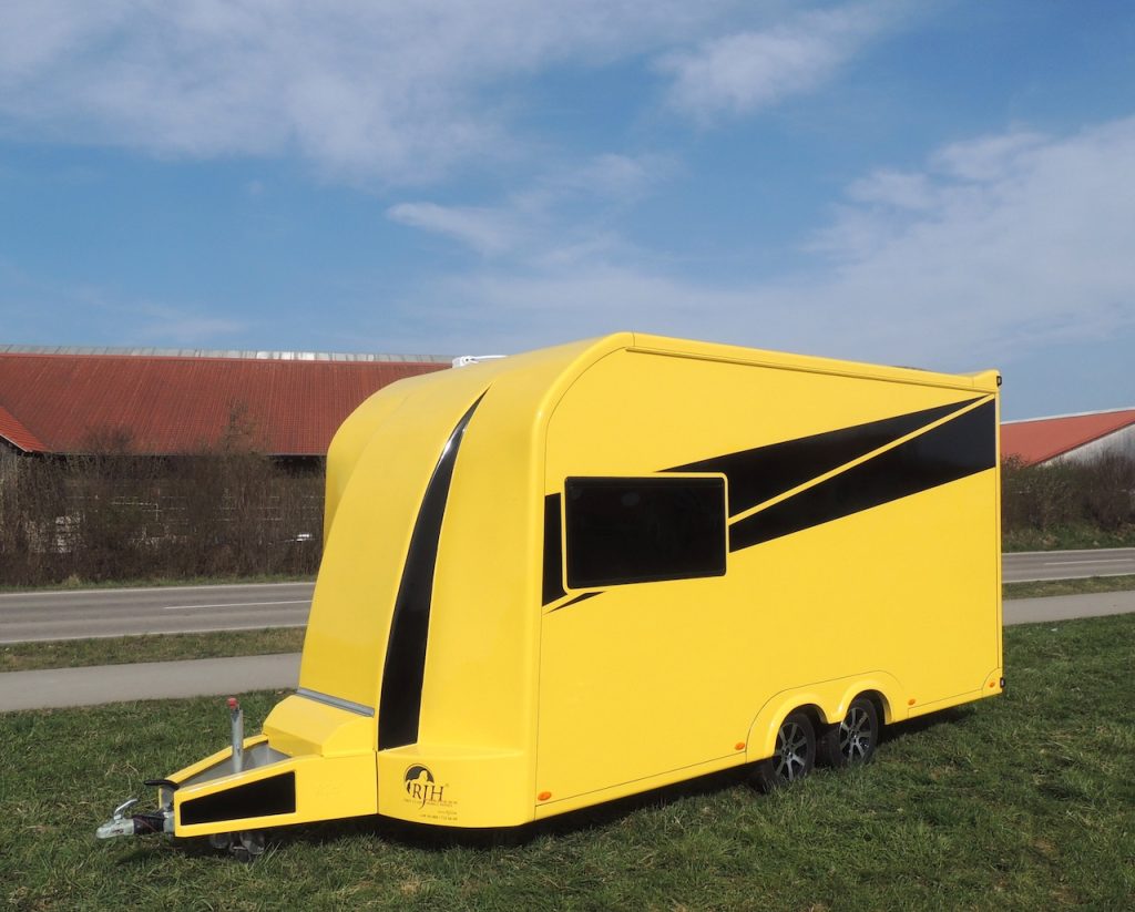 RJH exklusiver Luxus-Wohntrailer mit großer Heckgarage WC Dusche Doppelbett und geräumiger Sitzgruppe