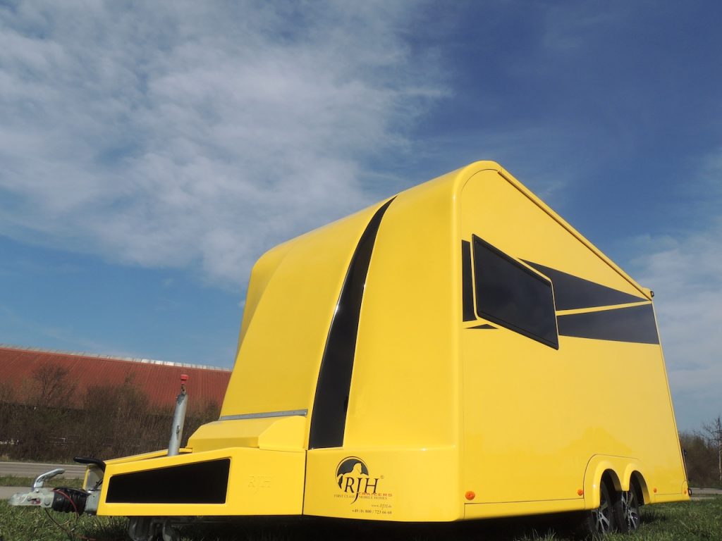 RJH exklusiver Luxus-Wohntrailer mit großer Heckgarage WC Dusche Doppelbett und geräumiger Sitzgruppe