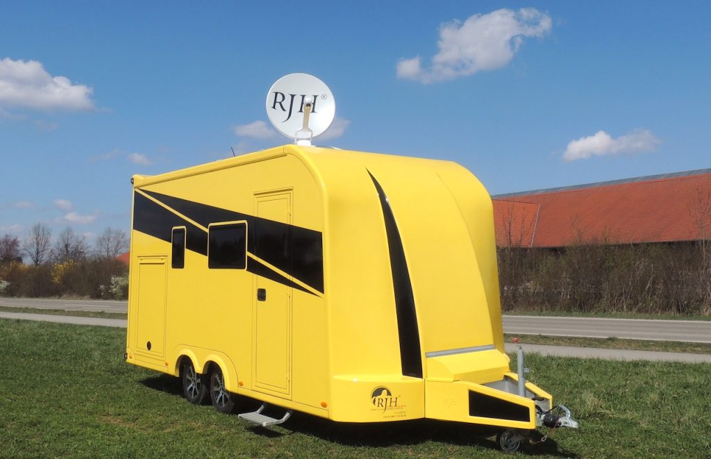 RJH exklusiver Luxus-Wohntrailer mit großer Heckgarage WC Dusche Doppelbett und geräumiger Sitzgruppe