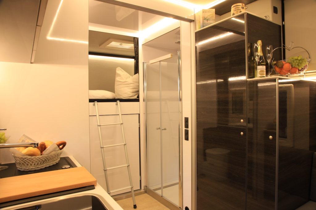 RJH exklusiver Luxus-Wohntrailer mit großer Heckgarage WC Dusche Doppelbett und geräumiger Sitzgruppe