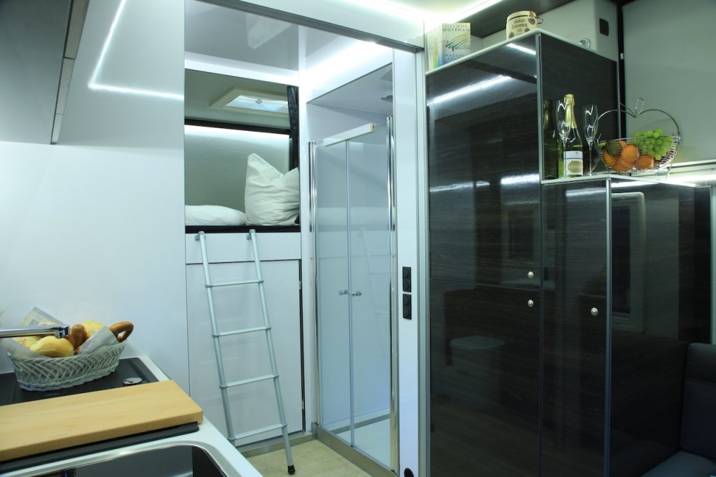 RJH exklusiver Luxus-Wohntrailer mit großer Heckgarage WC Dusche Doppelbett und geräumiger Sitzgruppe