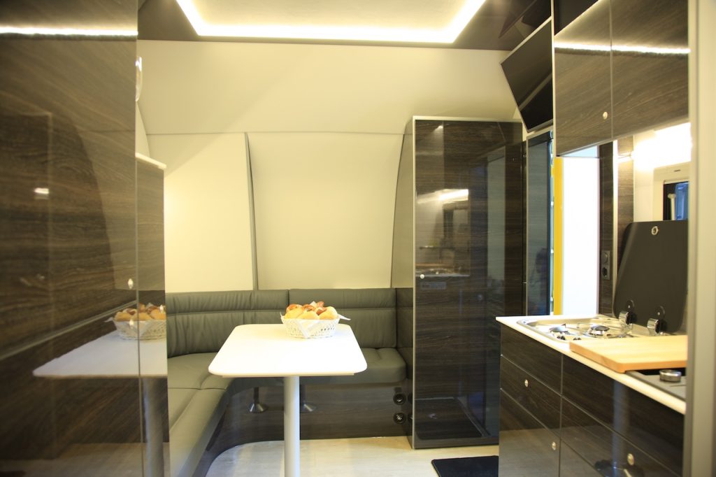 RJH exklusiver Luxus-Wohntrailer mit großer Heckgarage WC Dusche Doppelbett und geräumiger Sitzgruppe