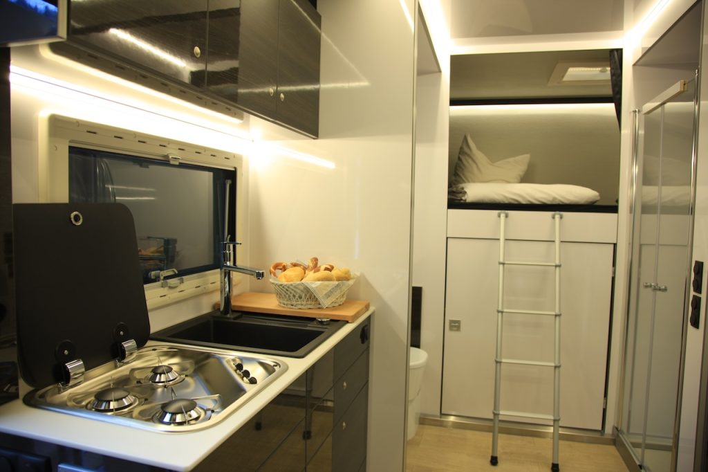 RJH exklusiver Luxus-Wohntrailer mit großer Heckgarage WC Dusche Doppelbett und geräumiger Sitzgruppe