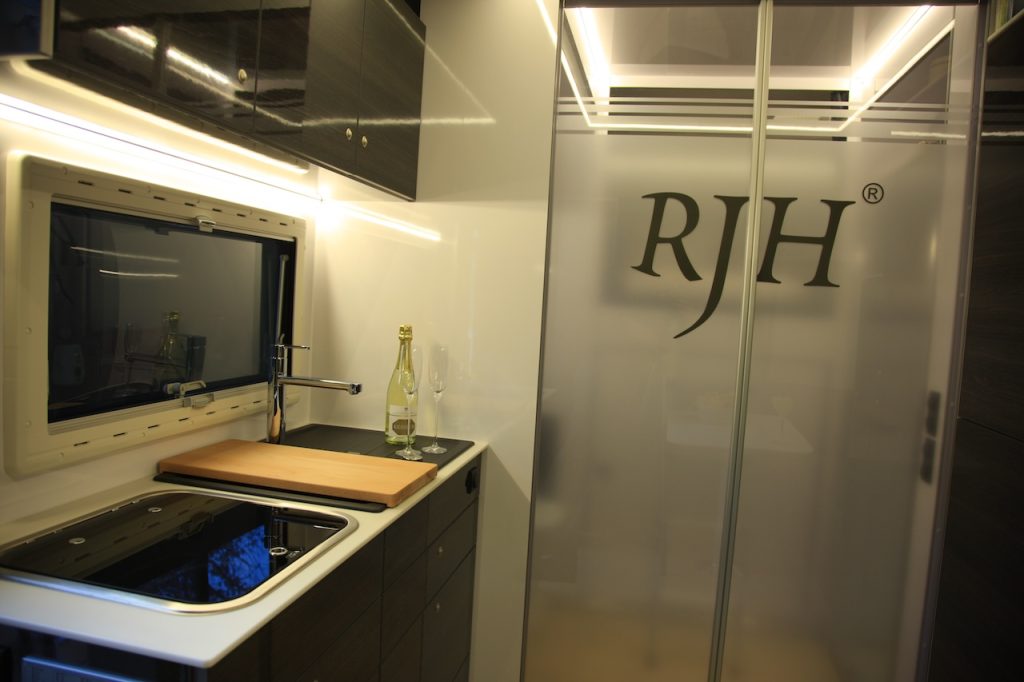 RJH exklusiver Luxus-Wohntrailer mit großer Heckgarage WC Dusche Doppelbett und geräumiger Sitzgruppe