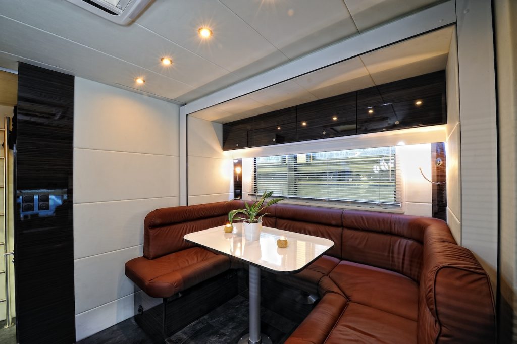 Mercedes-Benz Antos 1836 RJH Pferdetransporter 5-Pferde Slide-Out LKW- Im Kundenauftrag