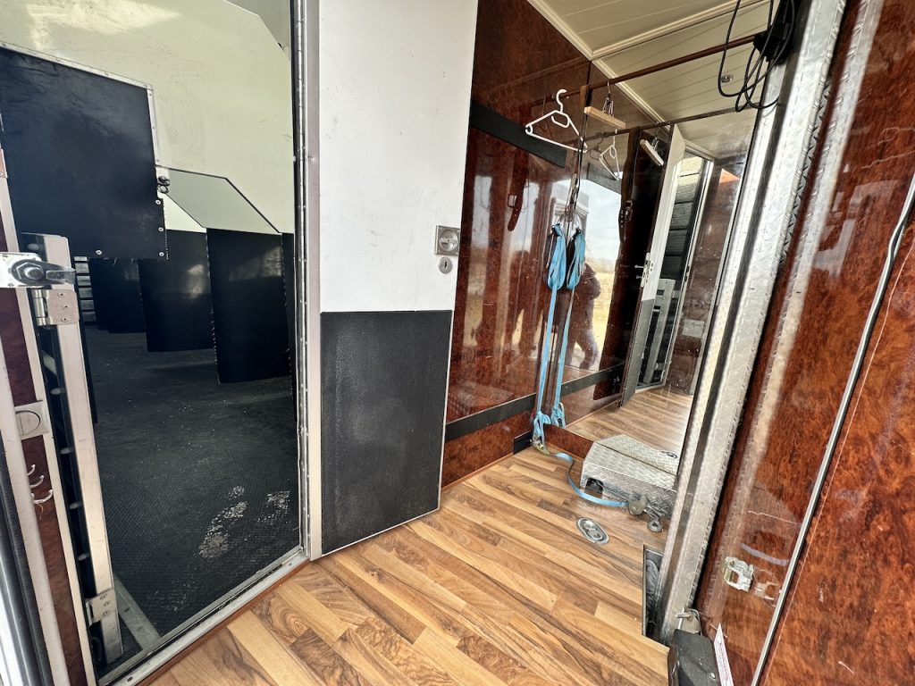 Mercedes-Benz Actros 2541 Pferdetransporter Pop-Out 6 Pferde LKW 3-Achsen WC Dusche