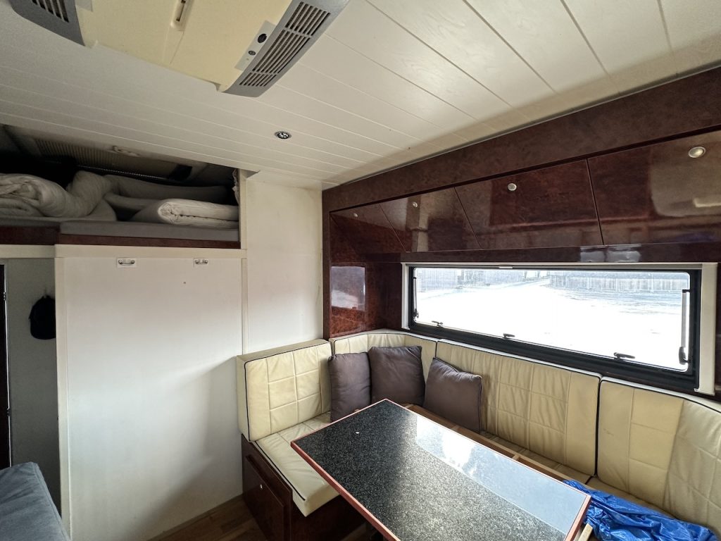 Mercedes-Benz Actros 2541 Pferdetransporter Pop-Out 6 Pferde LKW 3-Achsen WC Dusche