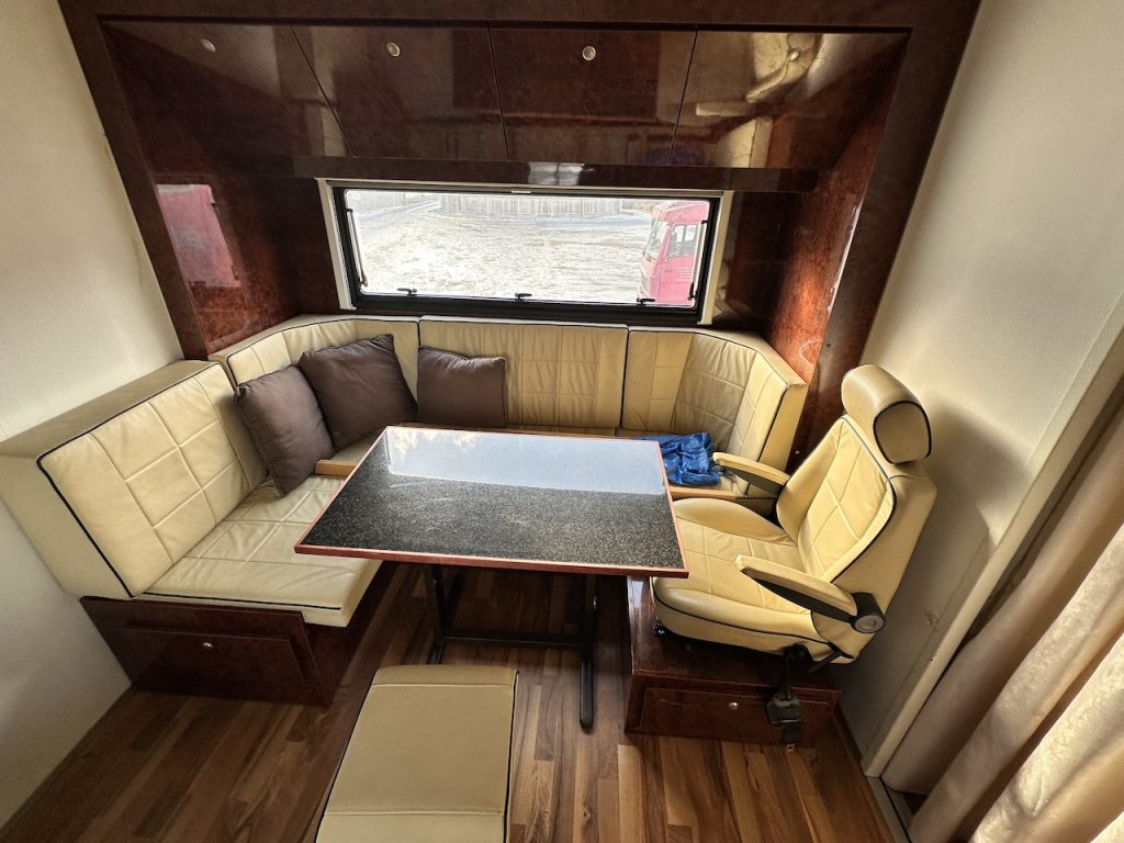 Mercedes-Benz Actros 2541 Pferdetransporter Pop-Out 6 Pferde LKW 3-Achsen WC Dusche