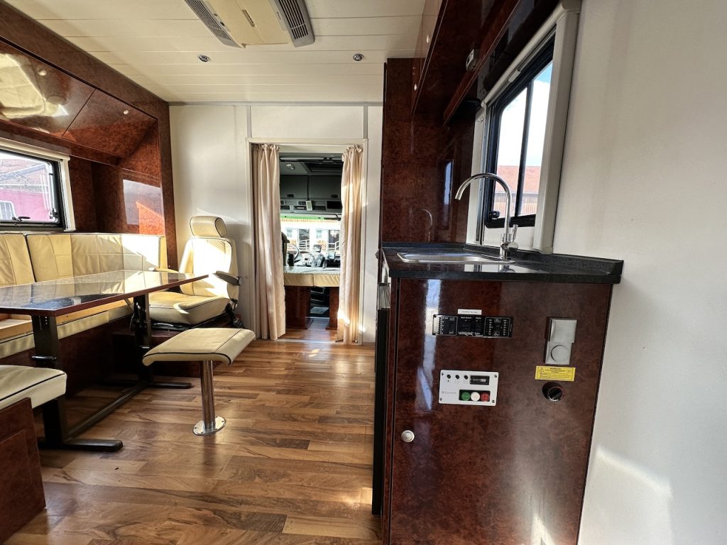 Mercedes-Benz Actros 2541 Pferdetransporter Pop-Out 6 Pferde LKW 3-Achsen WC Dusche