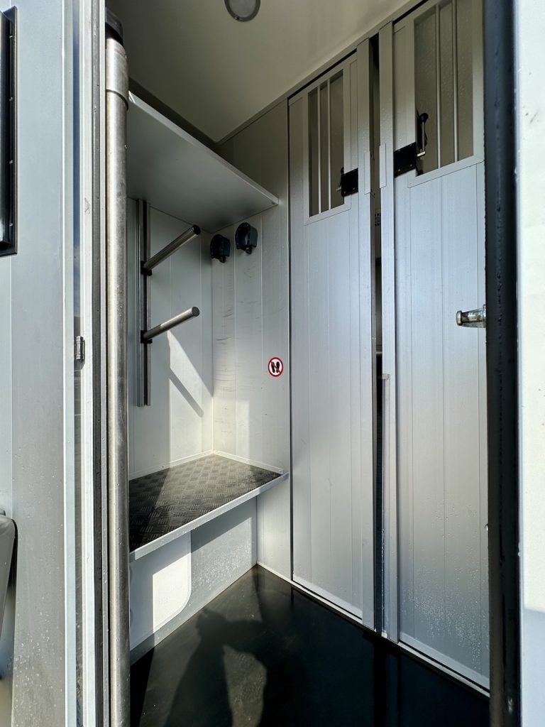 Renault Roelofsen Parados Sport 2-Pferdetransporter Gebrauchtfahrzeug Automatik 3,5to. 170 PS - im Kundenauftrag