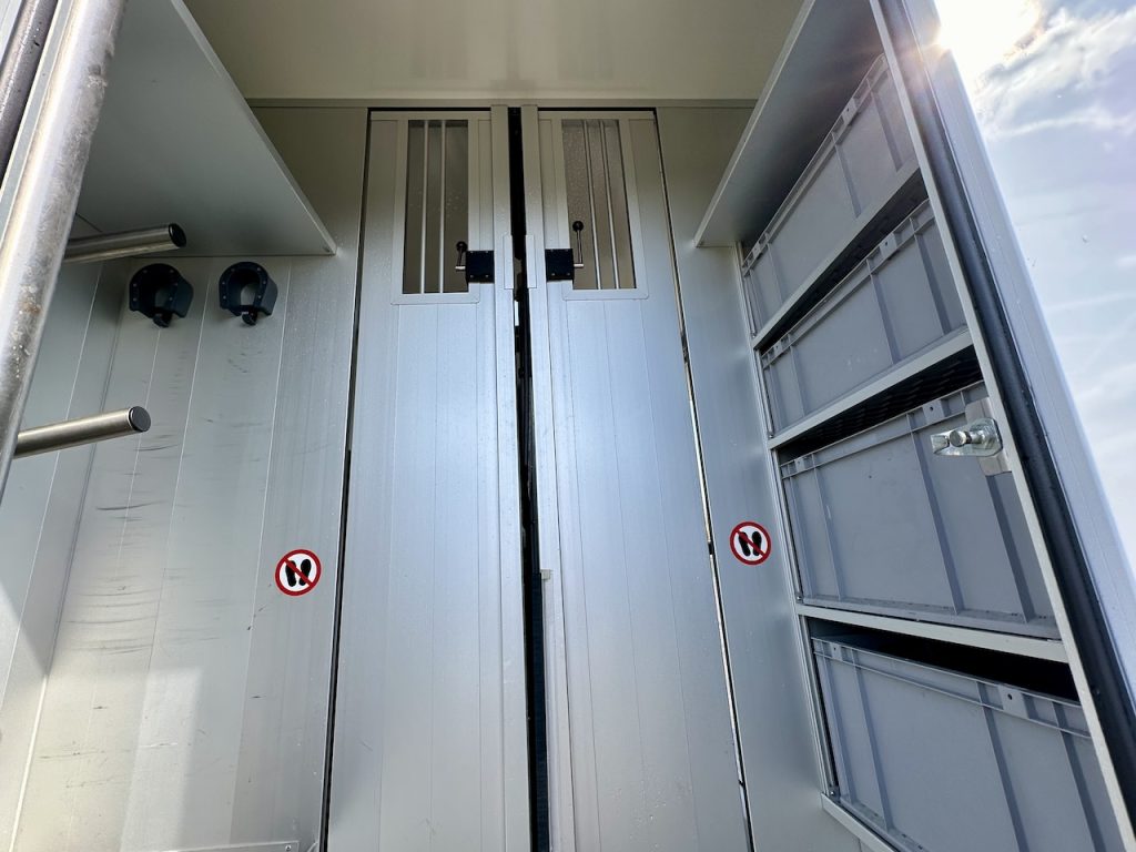 Renault Roelofsen Parados Sport 2-Pferdetransporter Gebrauchtfahrzeug Automatik 3,5to. 170 PS - im Kundenauftrag