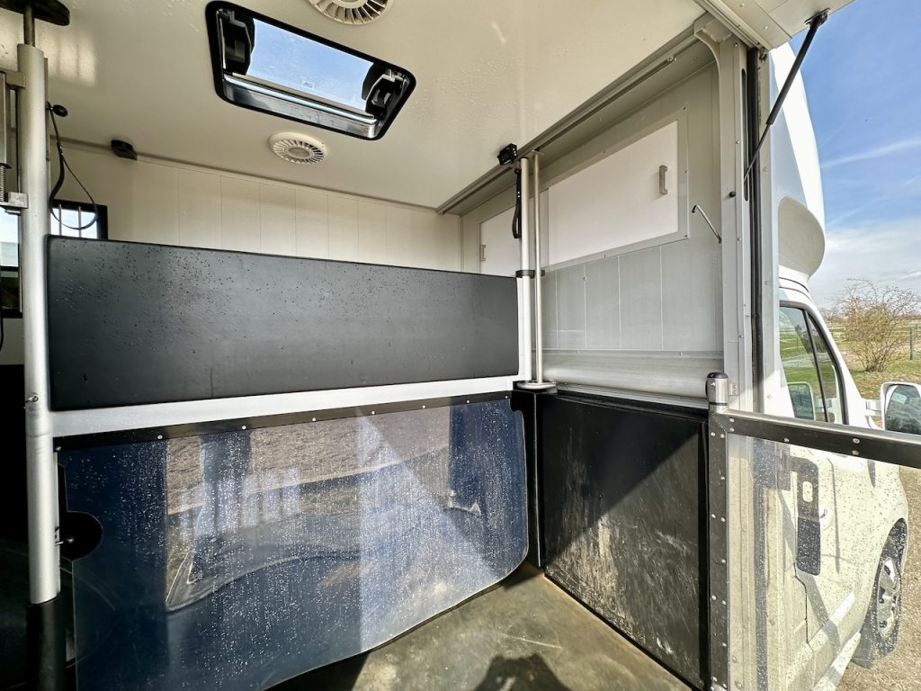 Renault Roelofsen Parados Sport 2-Pferdetransporter Gebrauchtfahrzeug Automatik 3,5to. 170 PS - im Kundenauftrag