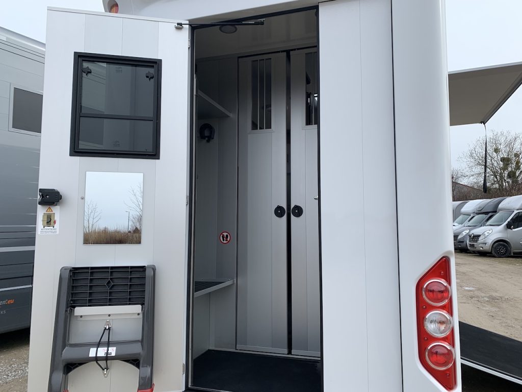 Renault Roelofsen Parados Sport 2-Pferdetransporter Gebrauchtfahrzeug Automatik 3,5to. 170 PS - im Kundenauftrag