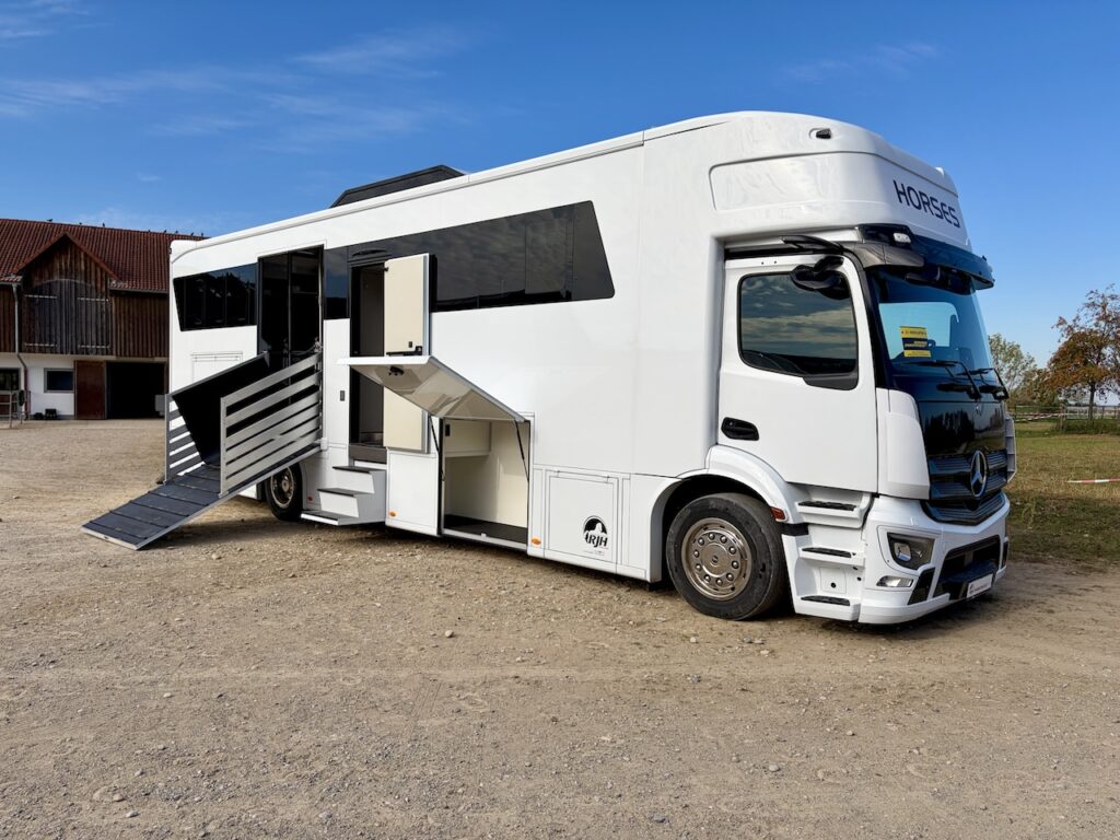 Mercedes-Benz Actros 1835 RJH Exclusive H5 5-6 Horsepower Truck Pop-Out Truck