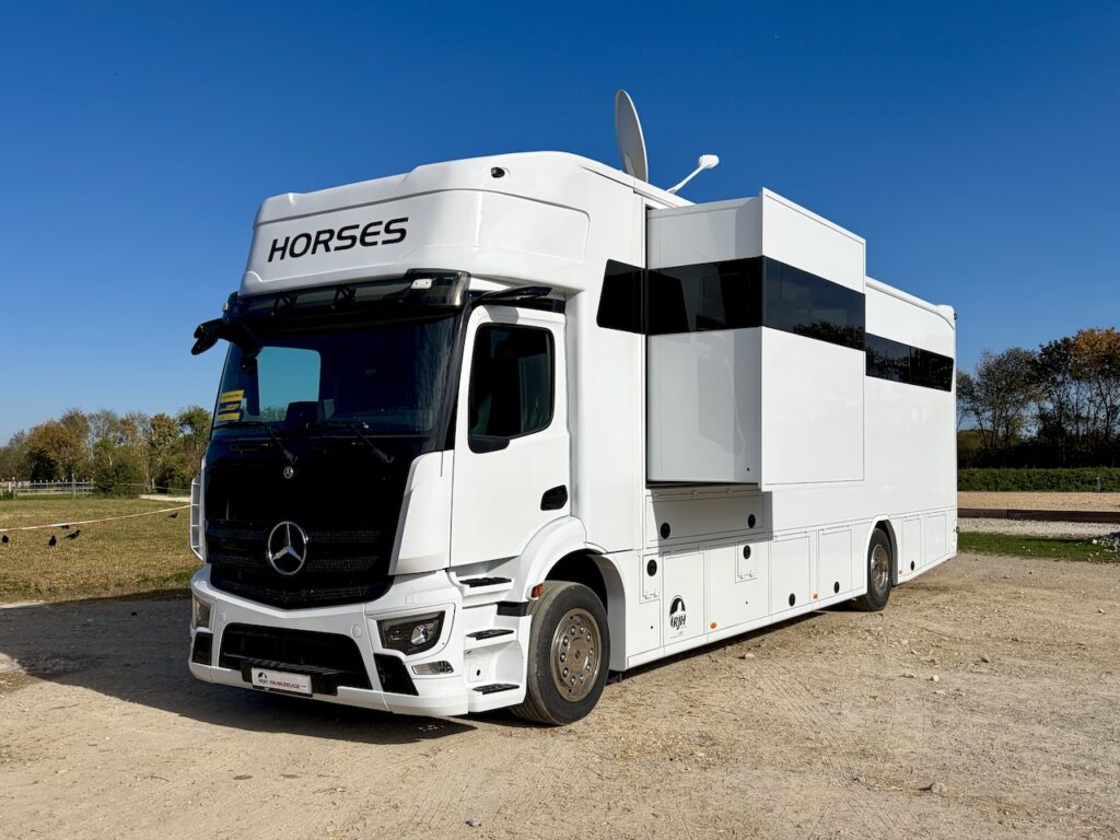 Mercedes-Benz Actros 1835 RJH Exclusive H5 5-6 Horsepower Truck Pop-Out Truck