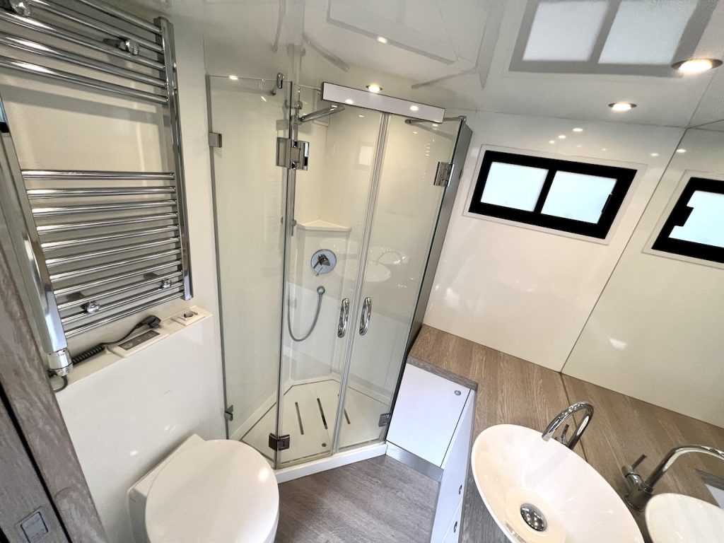 Mercedes-Benz 2551 Pferdetransporter 6 Pferde Wohnung Pop-Out WC Dusche LKW 510 PS Automatik