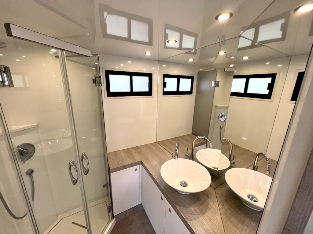 Mercedes-Benz 2551 Pferdetransporter 6 Pferde Wohnung Pop-Out WC Dusche LKW 510 PS Automatik