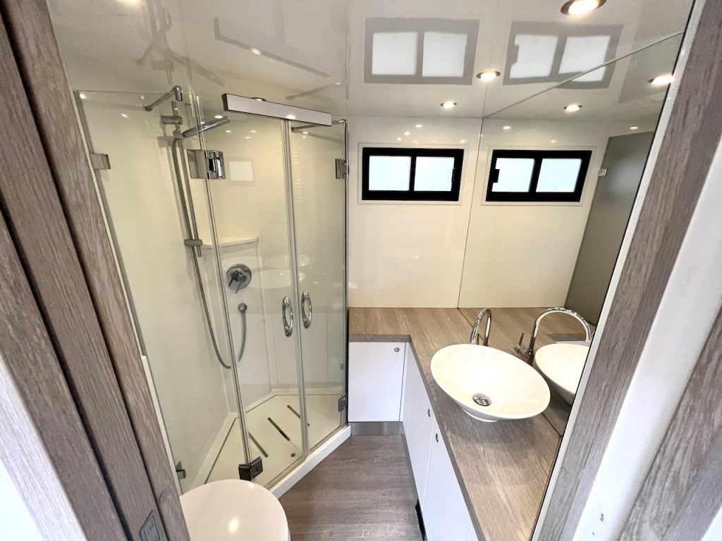 Mercedes-Benz 2551 Pferdetransporter 6 Pferde Wohnung Pop-Out WC Dusche LKW 510 PS Automatik