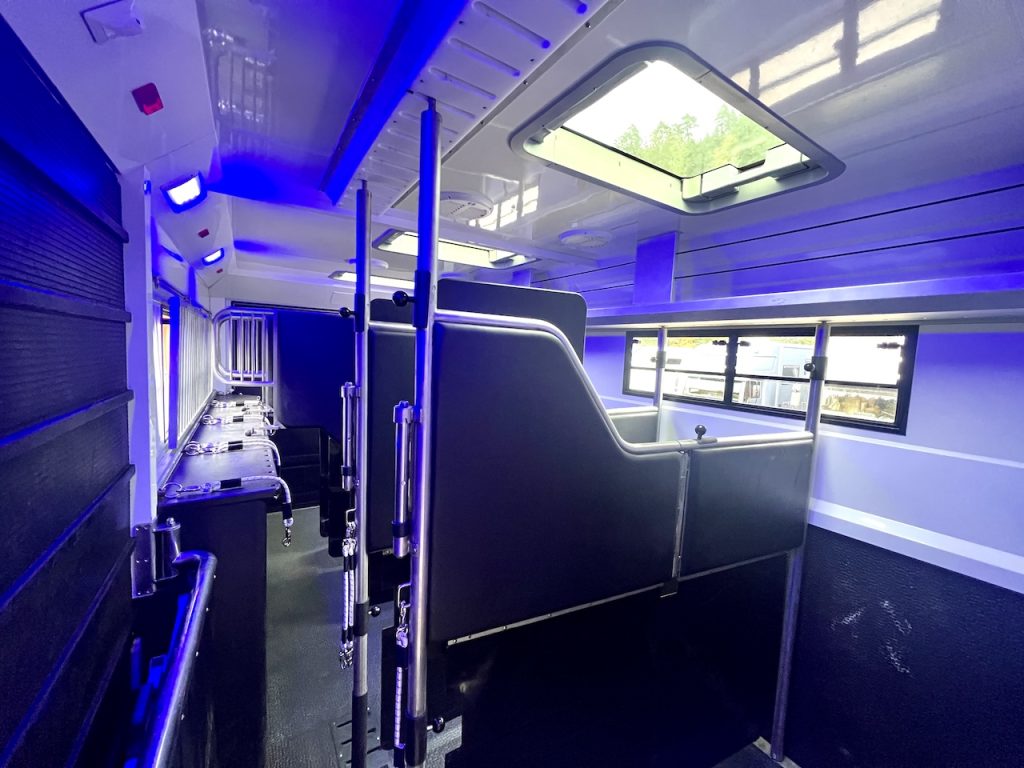 Mercedes-Benz 2551 Pferdetransporter 6 Pferde Wohnung Pop-Out WC Dusche LKW 510 PS Automatik