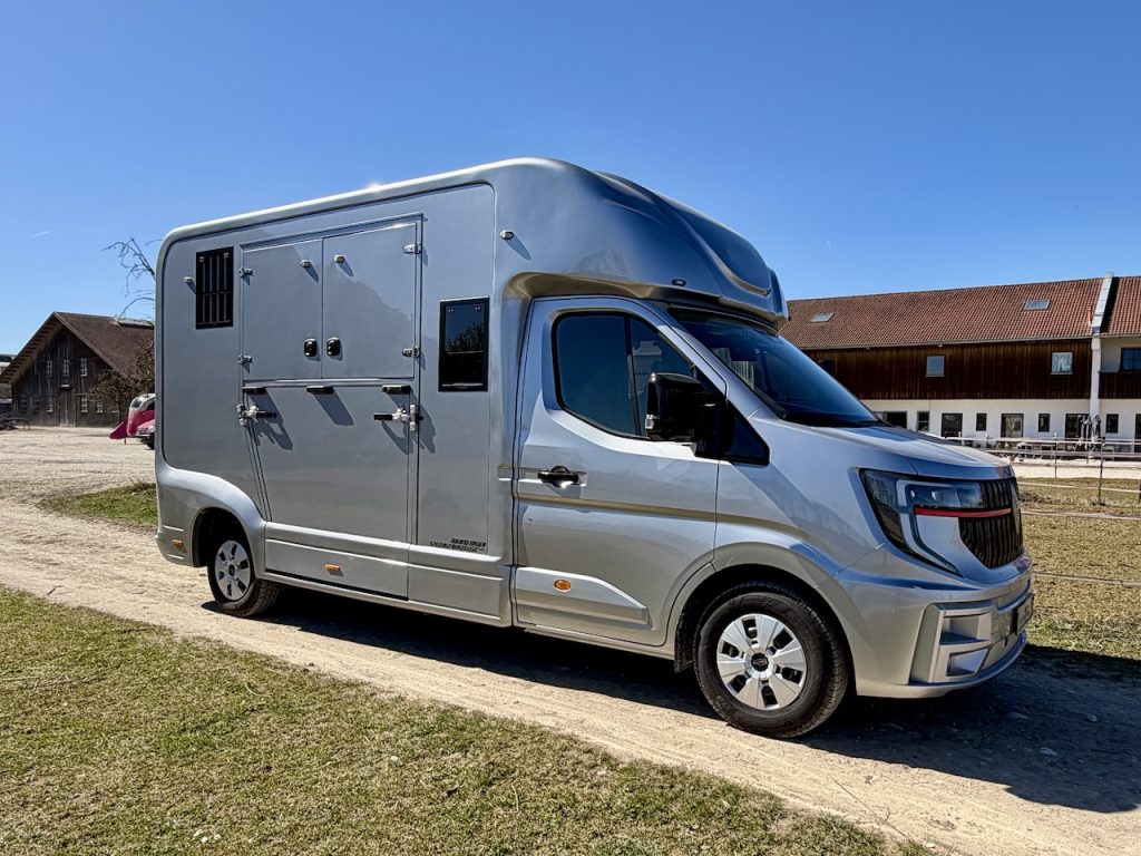 Renault 2-Pferdetransporter 5-Sitzer Hengstausstattung LKW Transporter neues Modell