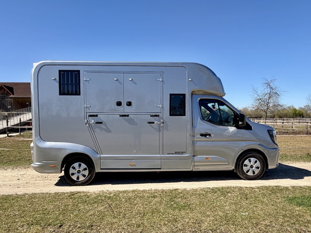 Renault 2-Pferdetransporter 5-Sitzer Hengstausstattung LKW Transporter neues Modell