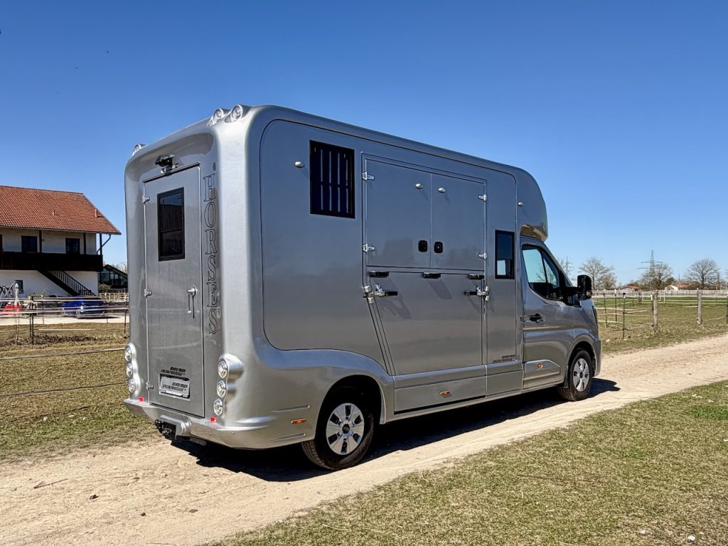 Renault 2-Pferdetransporter 5-Sitzer Hengstausstattung LKW Transporter neues Modell