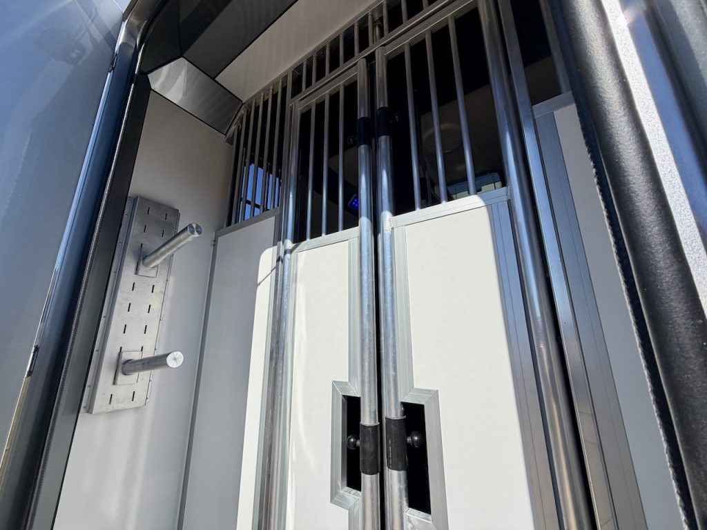 Renault 2-Pferdetransporter 5-Sitzer Hengstausstattung LKW Transporter neues Modell