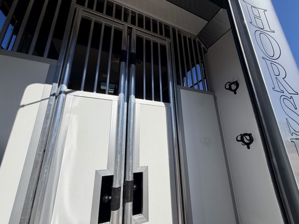 Renault 2-Pferdetransporter 5-Sitzer Hengstausstattung LKW Transporter neues Modell