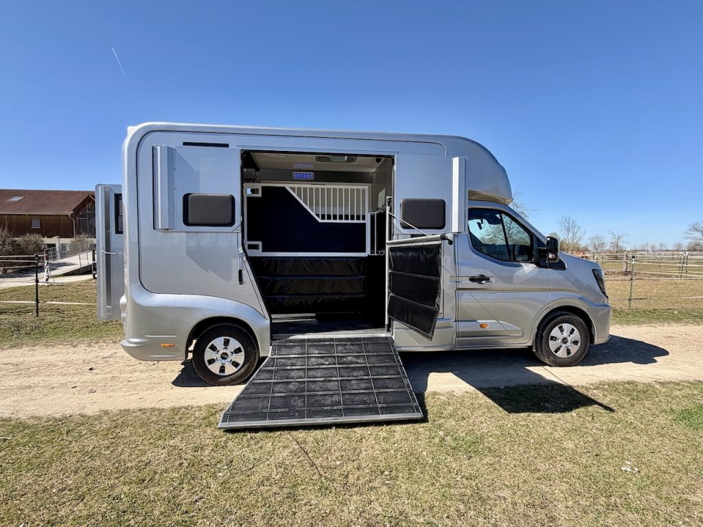 Renault 2-Pferdetransporter 5-Sitzer Hengstausstattung LKW Transporter neues Modell