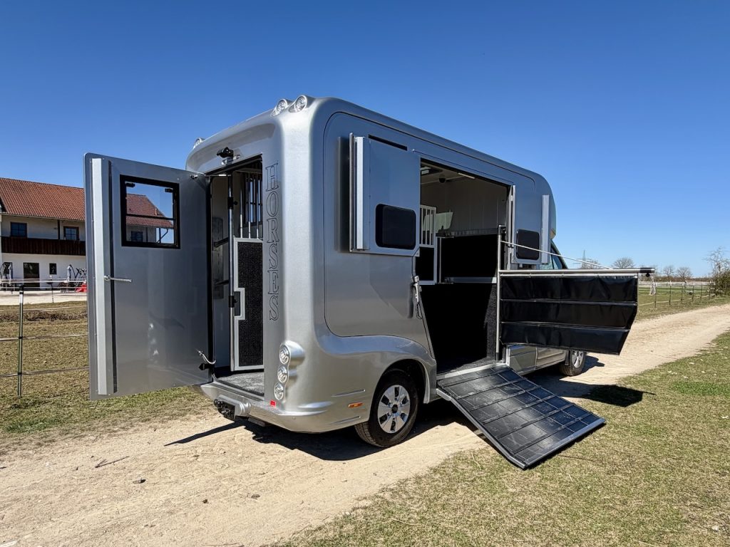Renault 2-Pferdetransporter 5-Sitzer Hengstausstattung LKW Transporter neues Modell