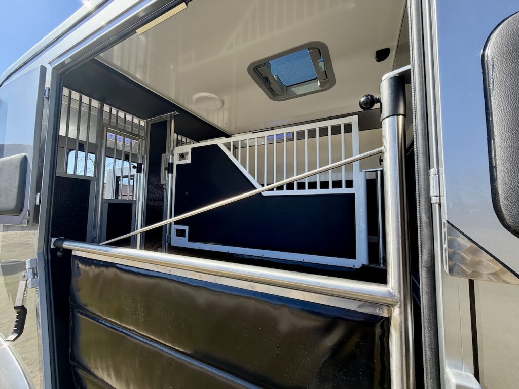 Renault 2-Pferdetransporter 5-Sitzer Hengstausstattung LKW Transporter neues Modell