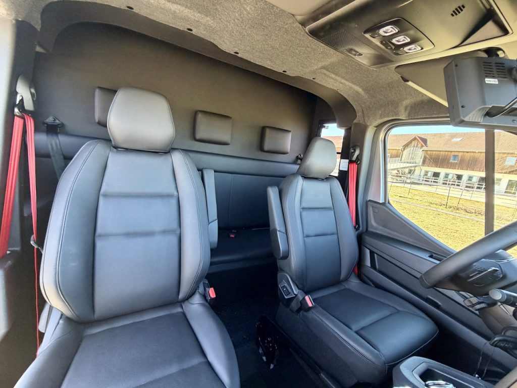 Renault 2-Pferdetransporter 5-Sitzer Hengstausstattung LKW Transporter neues Modell