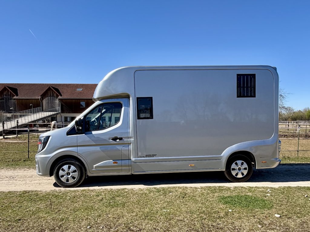Renault 2-Pferdetransporter 5-Sitzer Hengstausstattung LKW Transporter neues Modell