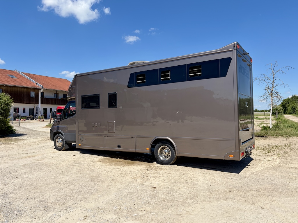 IVECO Daily RJH Sport Pro H3 Pferdetransporter Wohnkabine WC Dusche Automatik LKW - Gebrauchtfahrzeug
