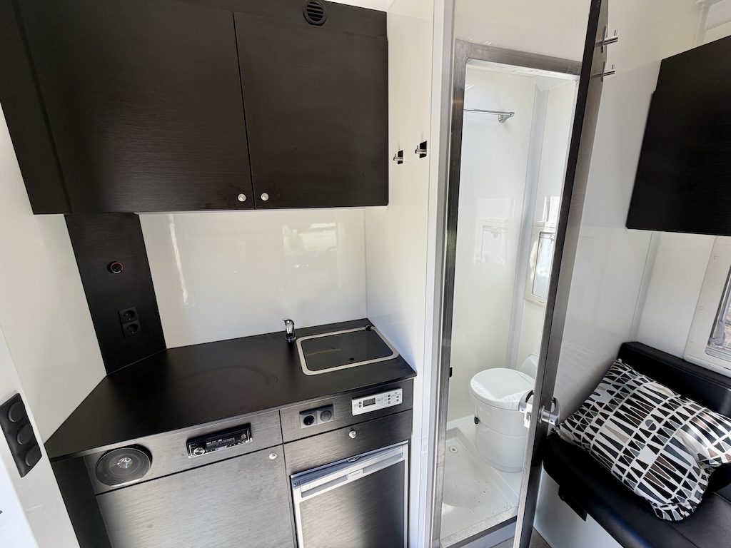 IVECO Daily RJH Sport Pro H3 Pferdetransporter Wohnkabine WC Dusche Automatik LKW - Gebrauchtfahrzeug