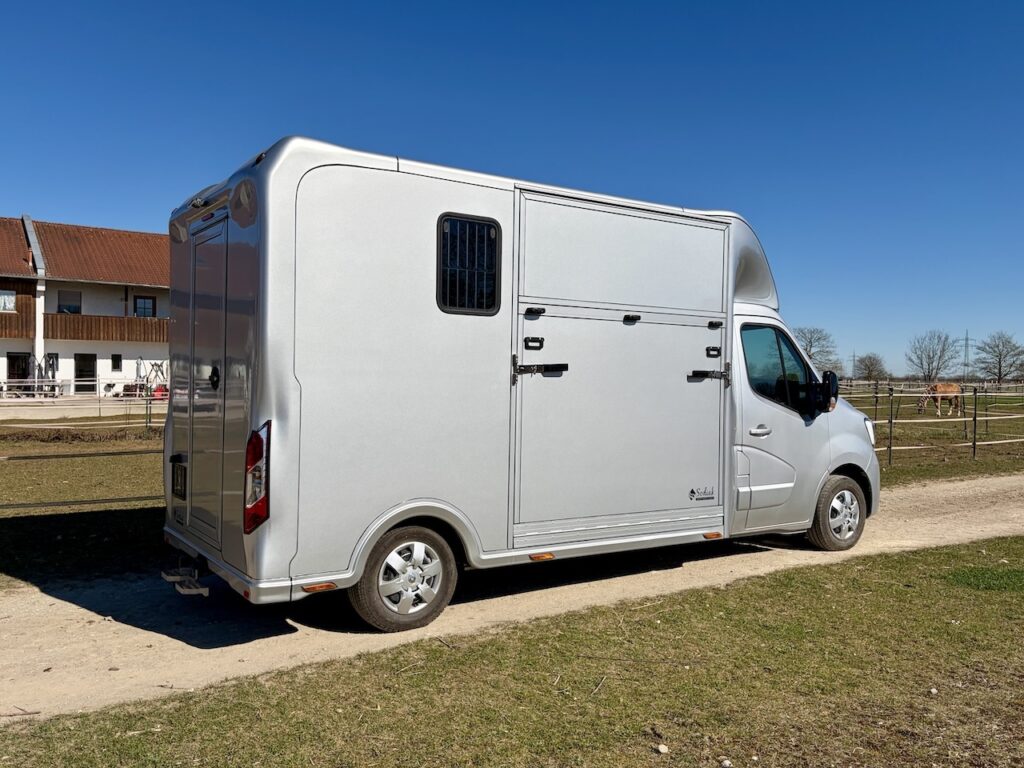 Renault Master 2-Pferdetransporter Hengstausstattung NEU - unbenutzter Vorführer