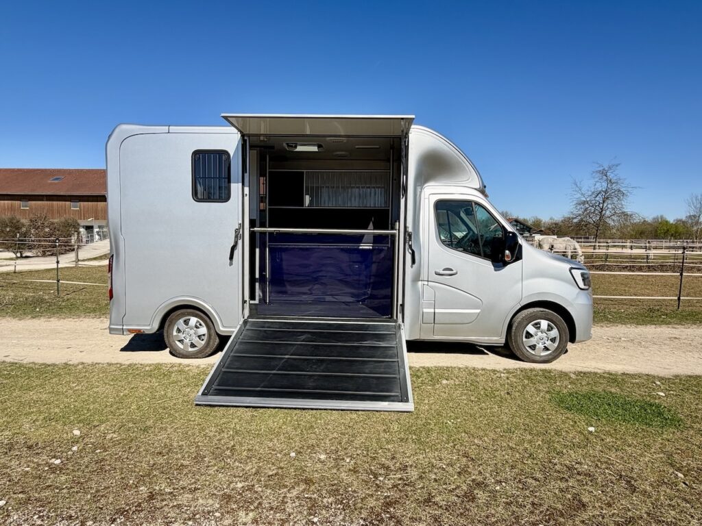 Renault Master 2-Pferdetransporter Hengstausstattung NEU - unbenutzter Vorführer