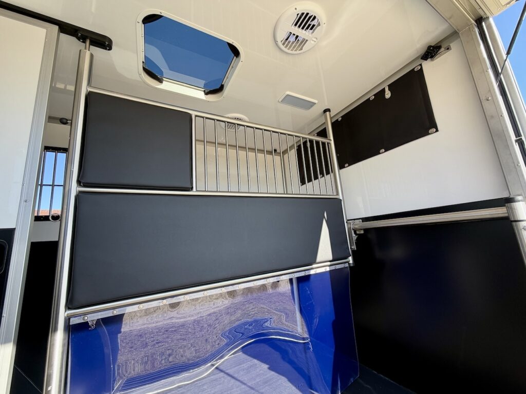 Renault Master 2-Pferdetransporter Hengstausstattung NEU - unbenutzter Vorführer